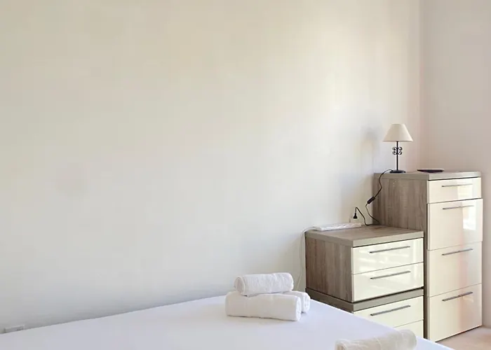 King Double Bedroom With Private Bathroom With Shared Apartment Next To Bus Stop! Best For Tourists!