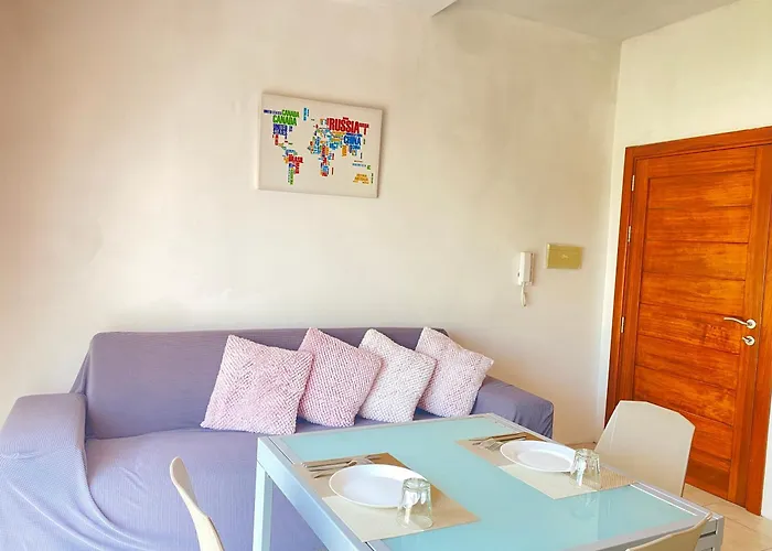 King Double Bedroom With Private Bathroom With Shared Apartment Next To Bus Stop! Best For Tourists!