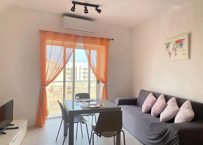 King Double Bedroom With Private Bathroom With Shared Apartment Next To Bus Stop! Best For Tourists!