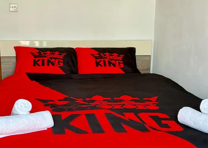 King Double Bedroom With Private Bathroom With Shared Apartment Next To Bus Stop! Best For Tourists!