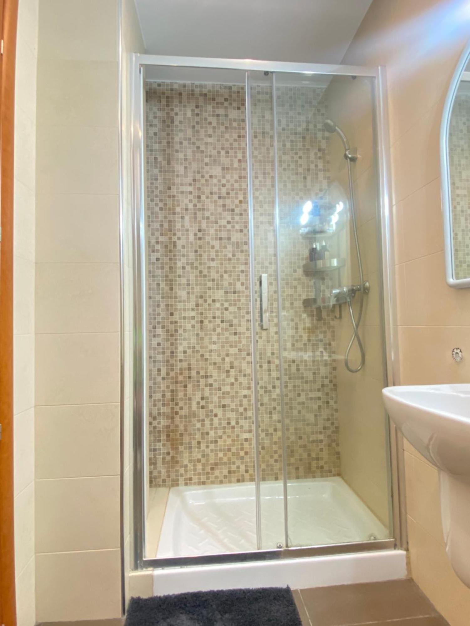 King Double Bedroom With Private Bathroom With Shared Next To Bus Stop! For Tourists! Homestay Santa Vennera