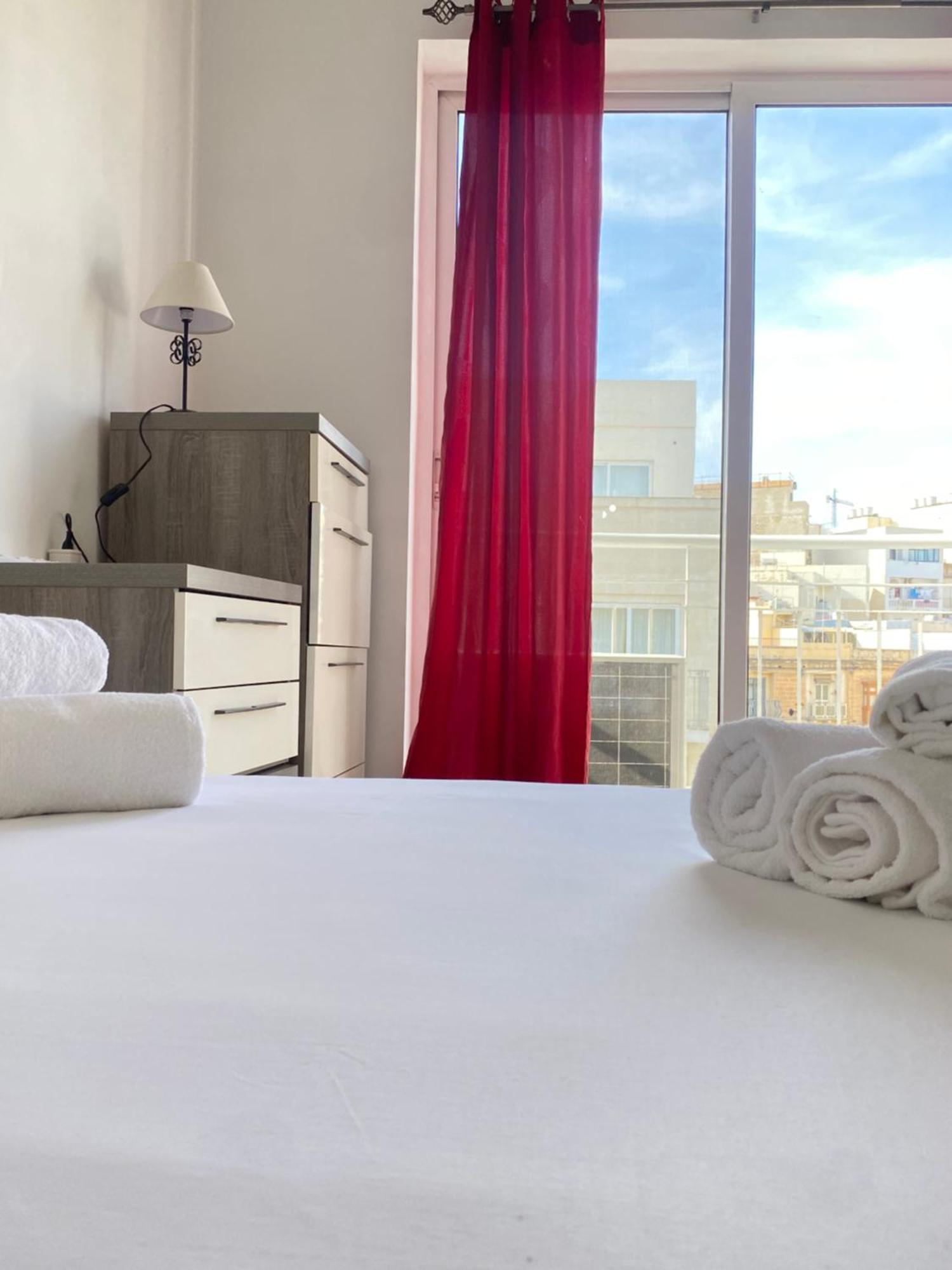 King Double Bedroom With Private Bathroom With Shared Next To Bus Stop! For Tourists! Проживание в семье