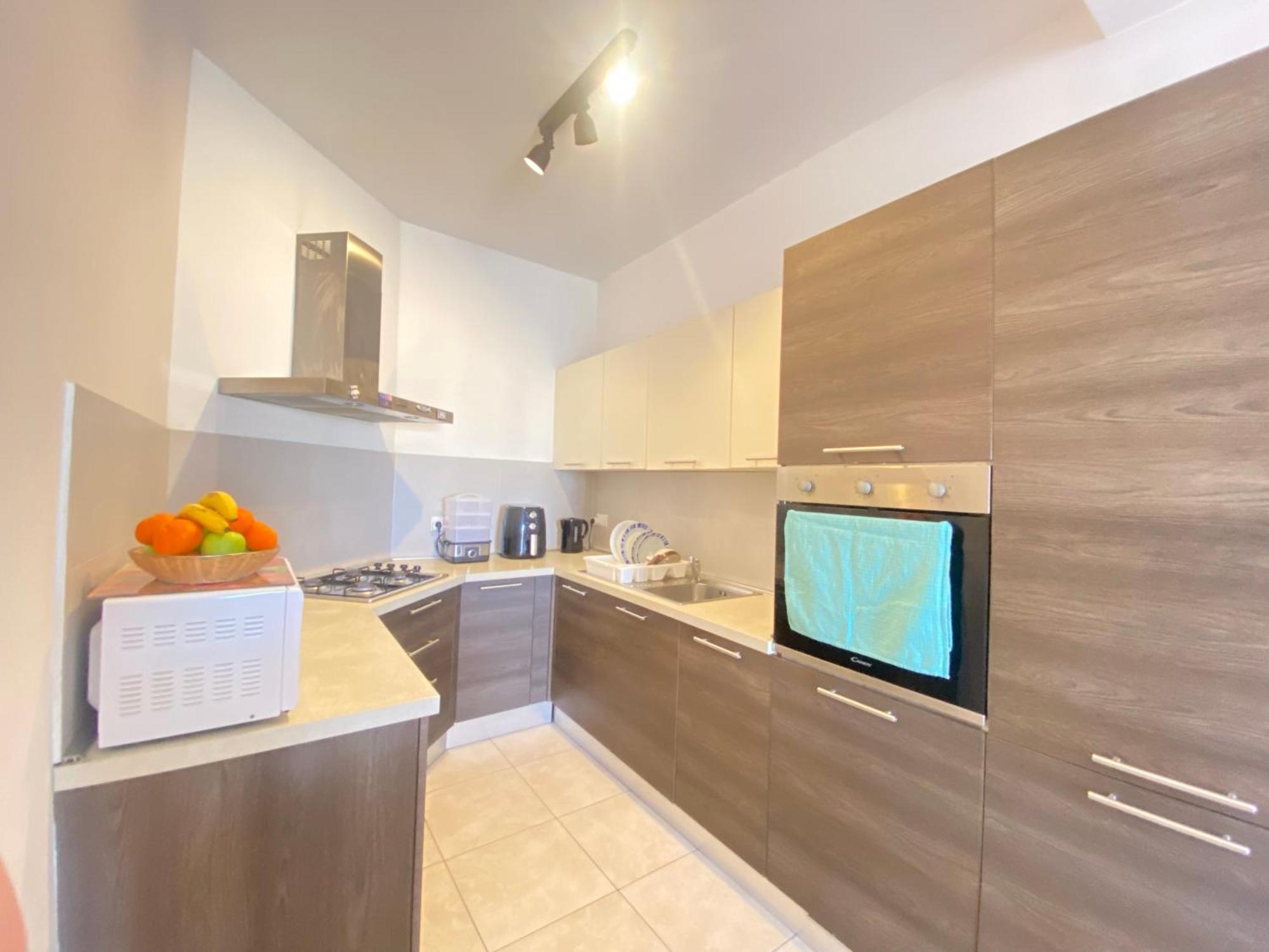 King Double Bedroom With Private Bathroom With Shared Next To Bus Stop! For Tourists! Homestay *