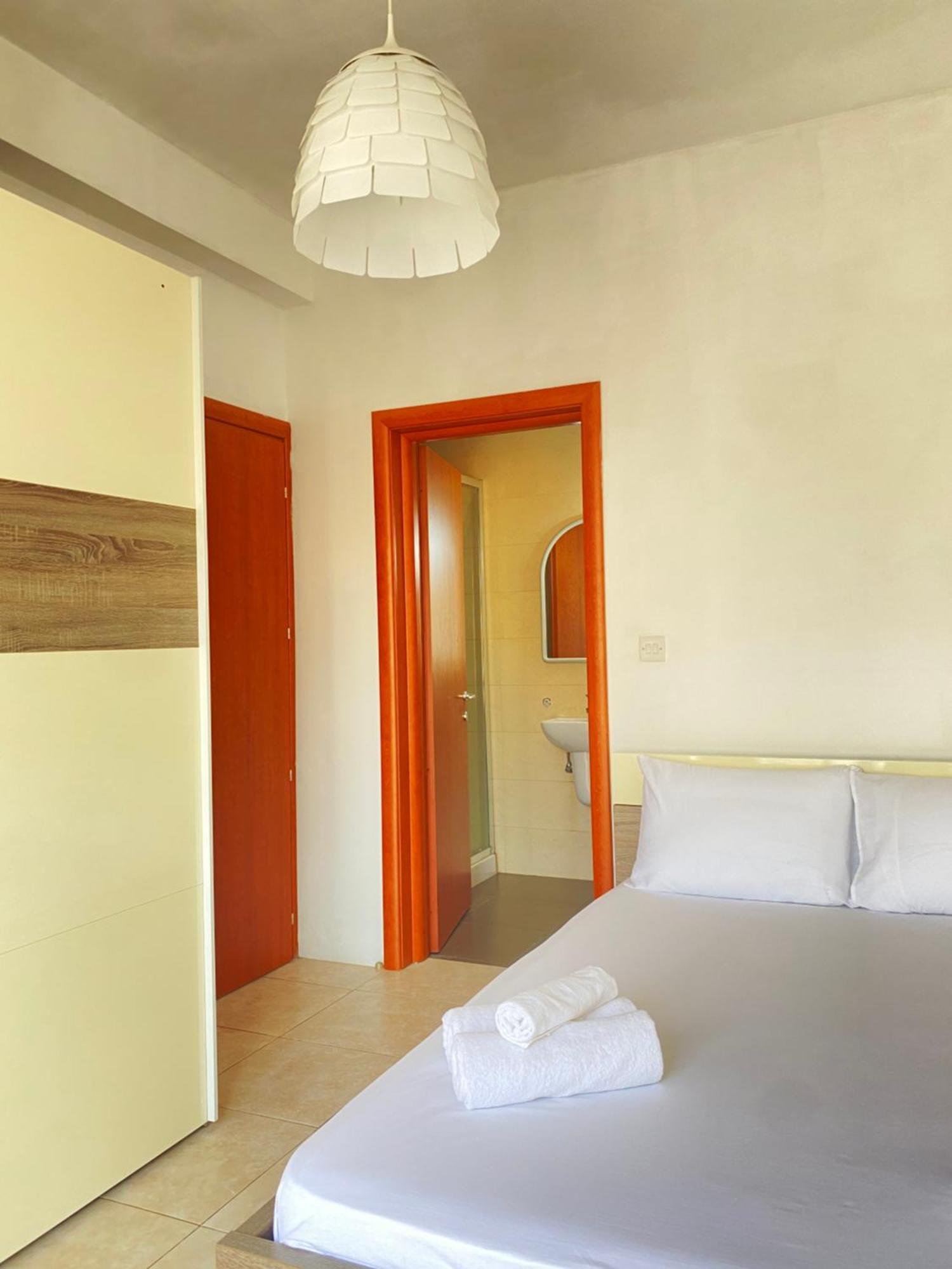 Homestay King Double Bedroom With Private Bathroom With Shared Next To Bus Stop! For Tourists! Santa Vennera