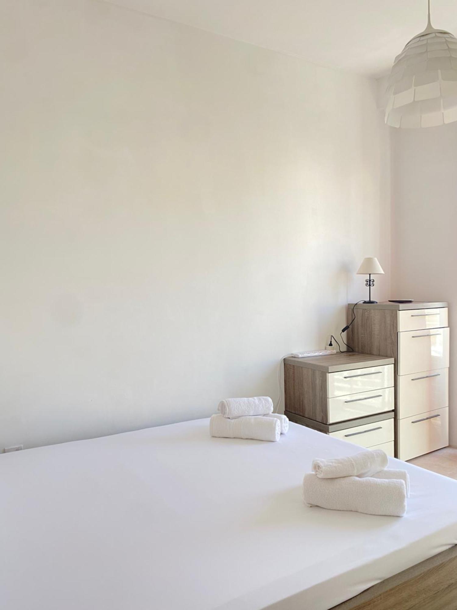 King Double Bedroom With Private Bathroom With Shared Next To Bus Stop! For Tourists! Santa Vennera