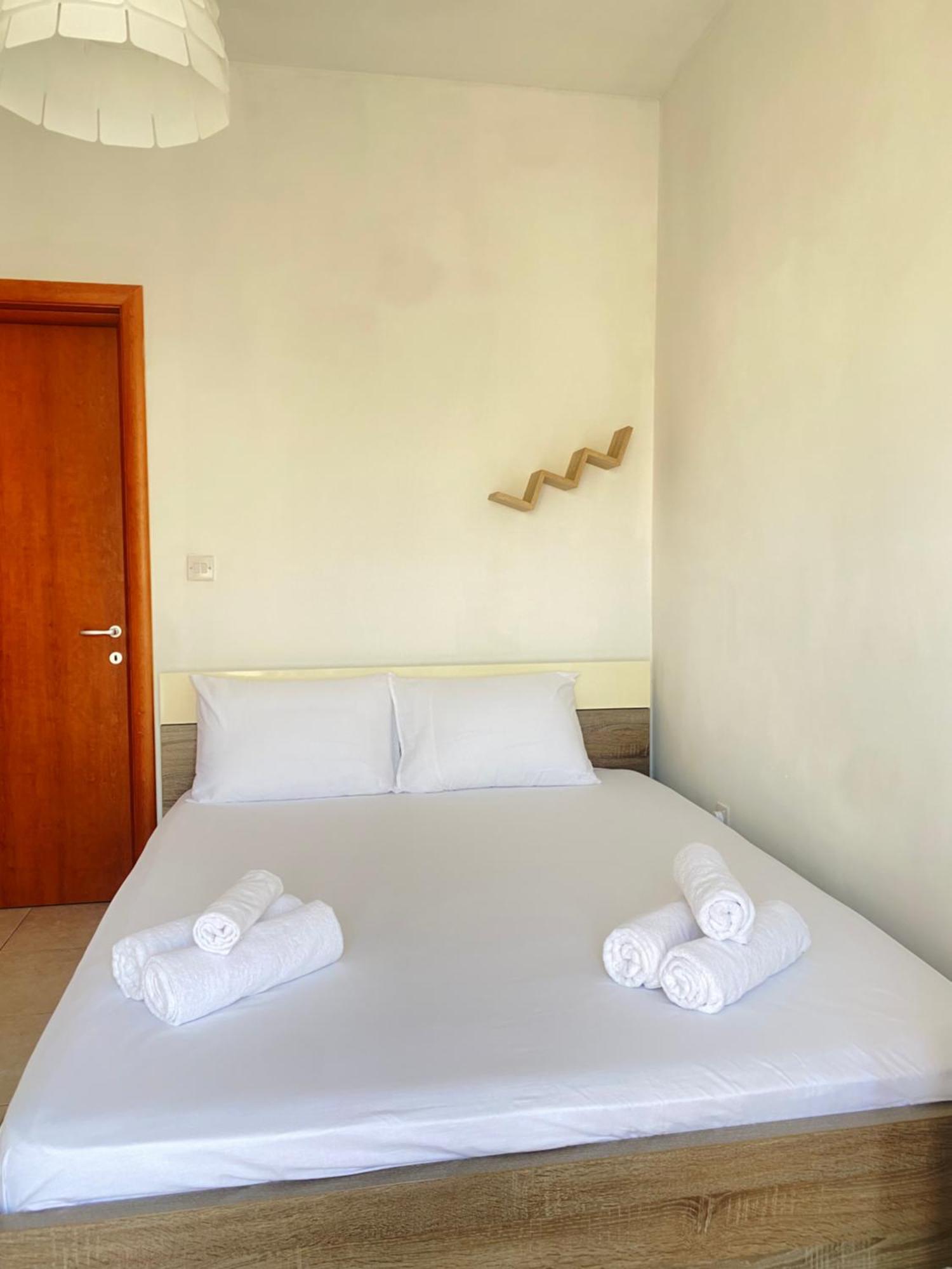 King Double Bedroom With Private Bathroom With Shared Next To Bus Stop! For Tourists!