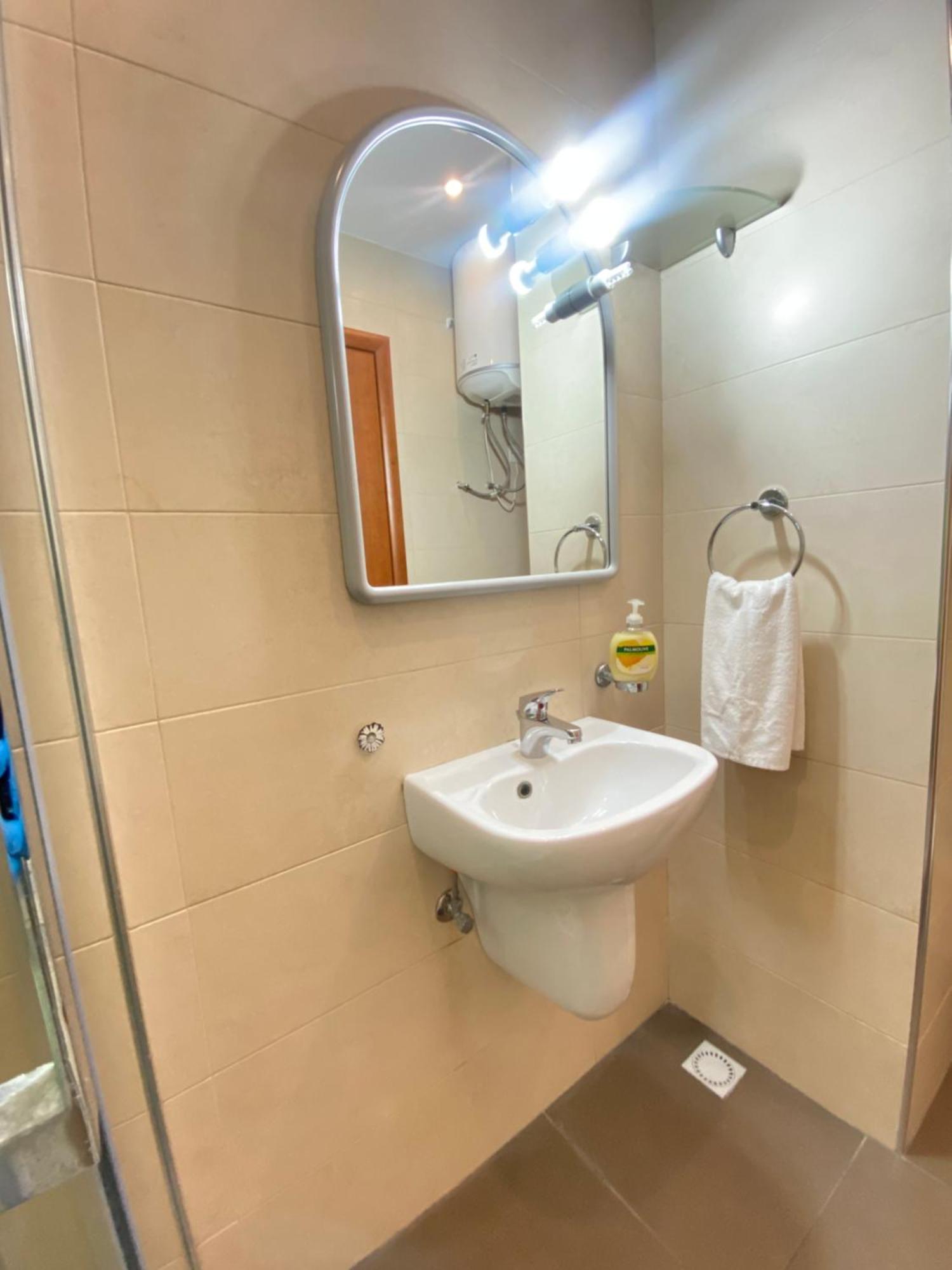 Homestay King Double Bedroom With Private Bathroom With Shared Next To Bus Stop! For Tourists! *