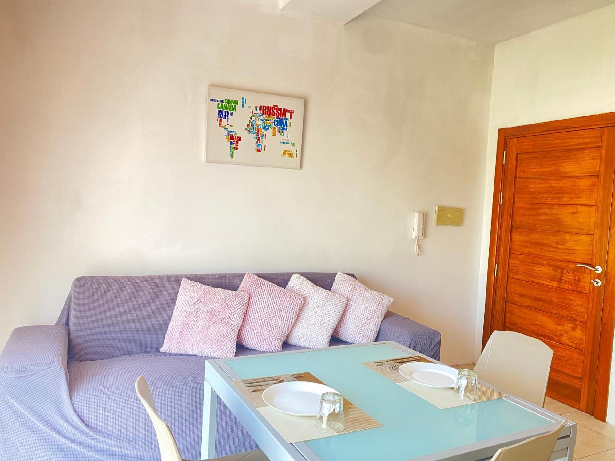 King Double Bedroom With Private Bathroom With Shared Next To Bus Stop! For Tourists!