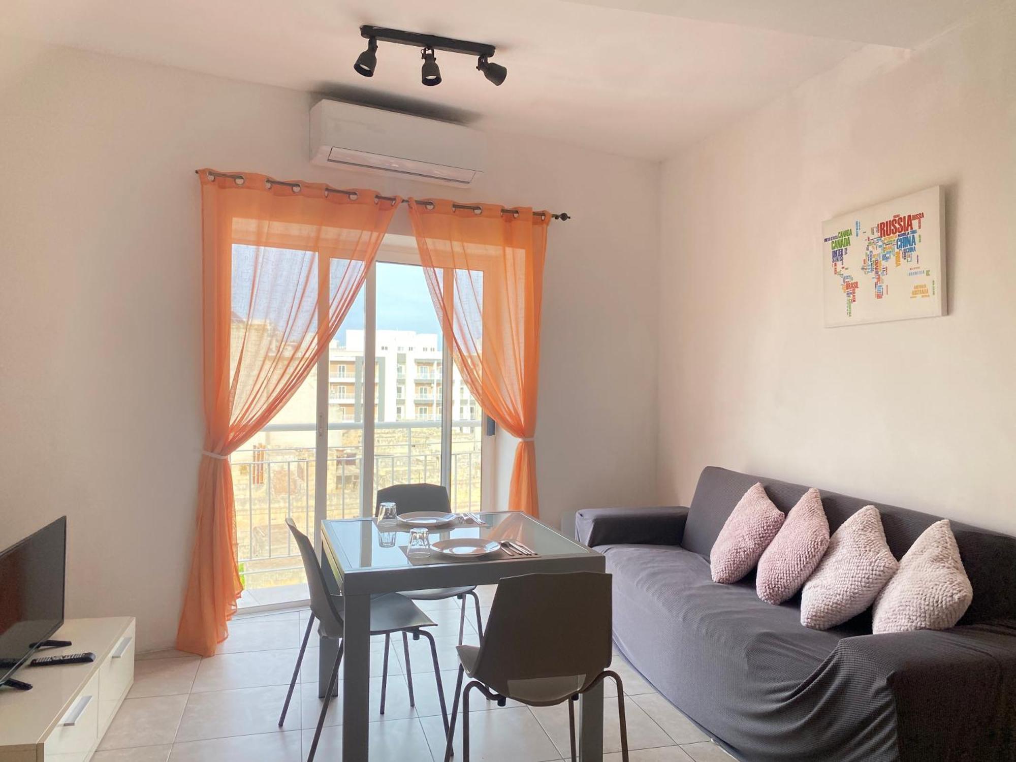 King Double Bedroom With Private Bathroom With Shared Next To Bus Stop! For Tourists! Homestay