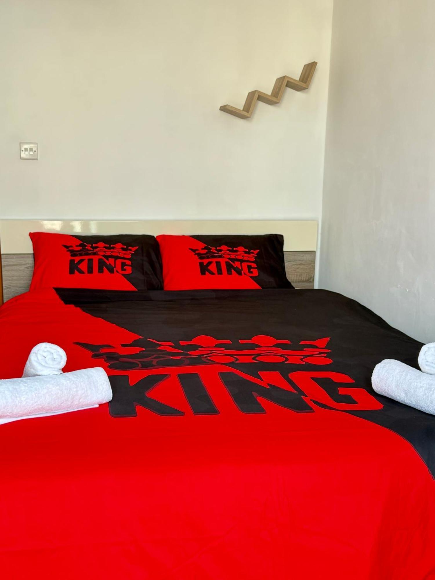 King Double Bedroom With Private Bathroom With Shared Next To Bus Stop! For Tourists!